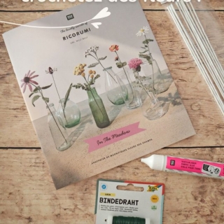 Une nouveauté fleurie vient d’arriver sur la boutique

Le nouveau livret @ricorumi « In the Meadow – Dans le pré » propose 12 modèles de fleurs des champs aux détails délicats et au rendu étonnamment réaliste. 

Pour réaliser ces jolies fleurs, il faut quelques fournitures spécifiques : tiges en métal, fil métallique et colle textile. J’ai donc imaginé un kit en édition spéciale, disponible uniquement sur ma boutique, qui comprend le livret, 10 tiges en métal, du fil métallique et de la colle textile.

Il ne vous restera plus qu’à choisir vos couleurs de fils Ricorumi et à prévoir vos crochets 2,5 et 3 mm, un peu de ouate de rembourrage et une pince coupante. 

Le kit est disponible en quantité limitée.

Et moi, je commence tout juste à crocheter ma première fleur ! 

Je pourrai très bientôt vous montrer le résultat… Alors si vous avez des questions sur la conception de ces fleurs, n’hésitez pas à me les poser en commentaire. 

#pensebonheur #crochet #ricorumi #meadowflowers #fleursaucrochet